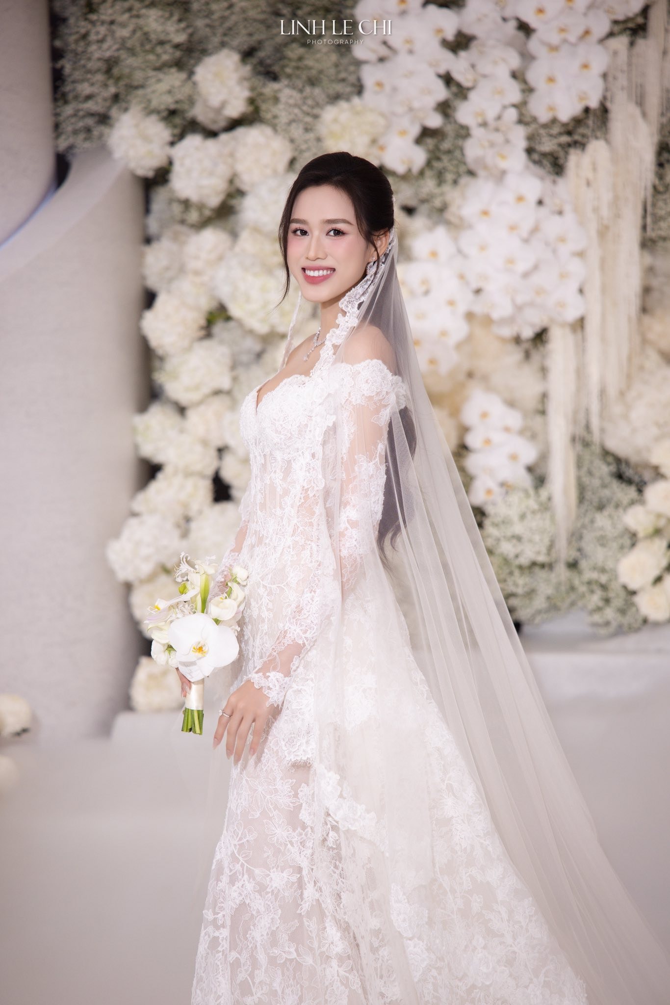 Bố mẹ chồng Hoa hậu Đỗ Thị Hà gây chú ý tại tiệc cưới hoành tráng của con- Ảnh 12.