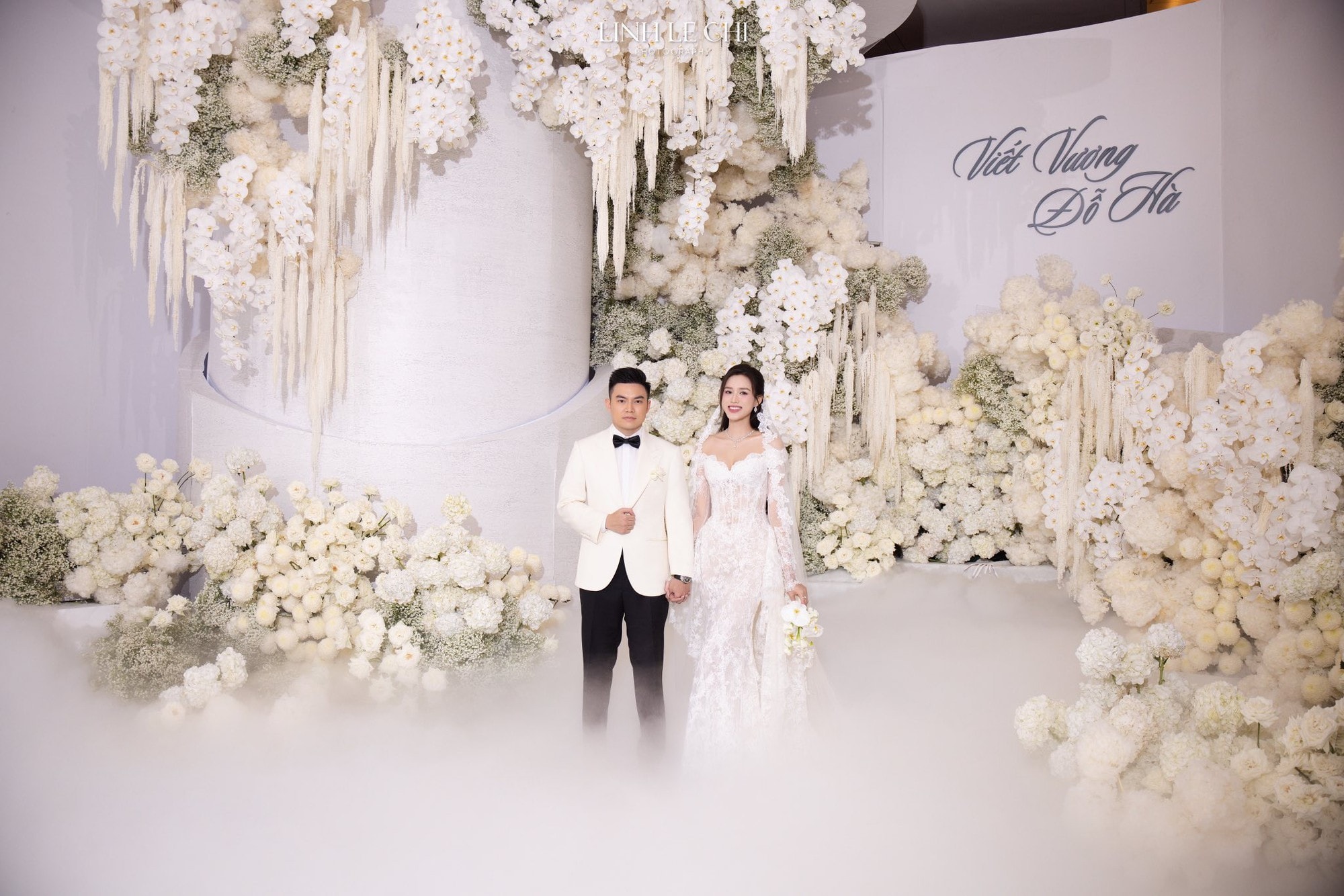 Bố mẹ chồng Hoa hậu Đỗ Thị Hà gây chú ý tại tiệc cưới hoành tráng của con- Ảnh 4.