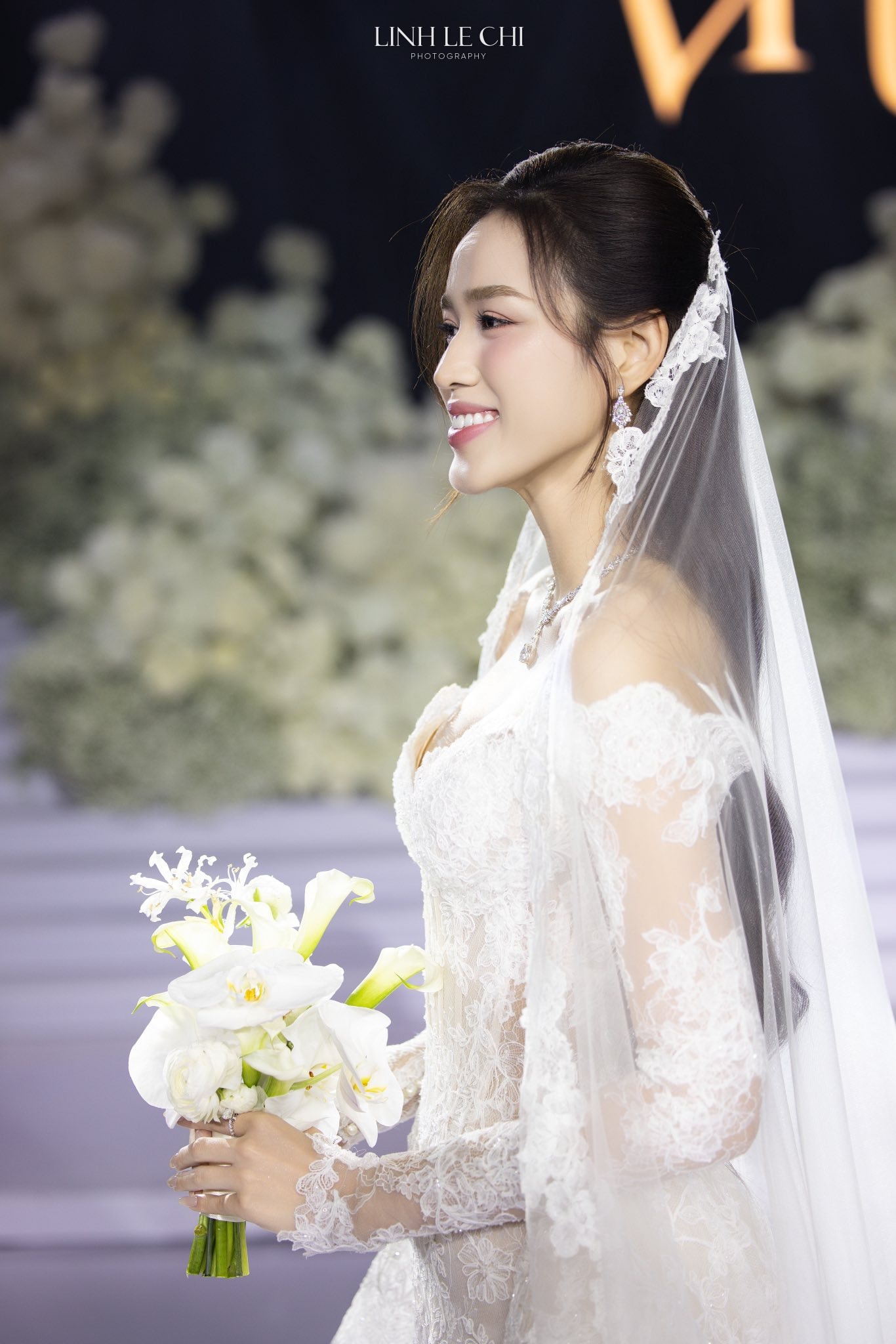 Bố mẹ chồng Hoa hậu Đỗ Thị Hà gây chú ý tại tiệc cưới hoành tráng của con- Ảnh 9.