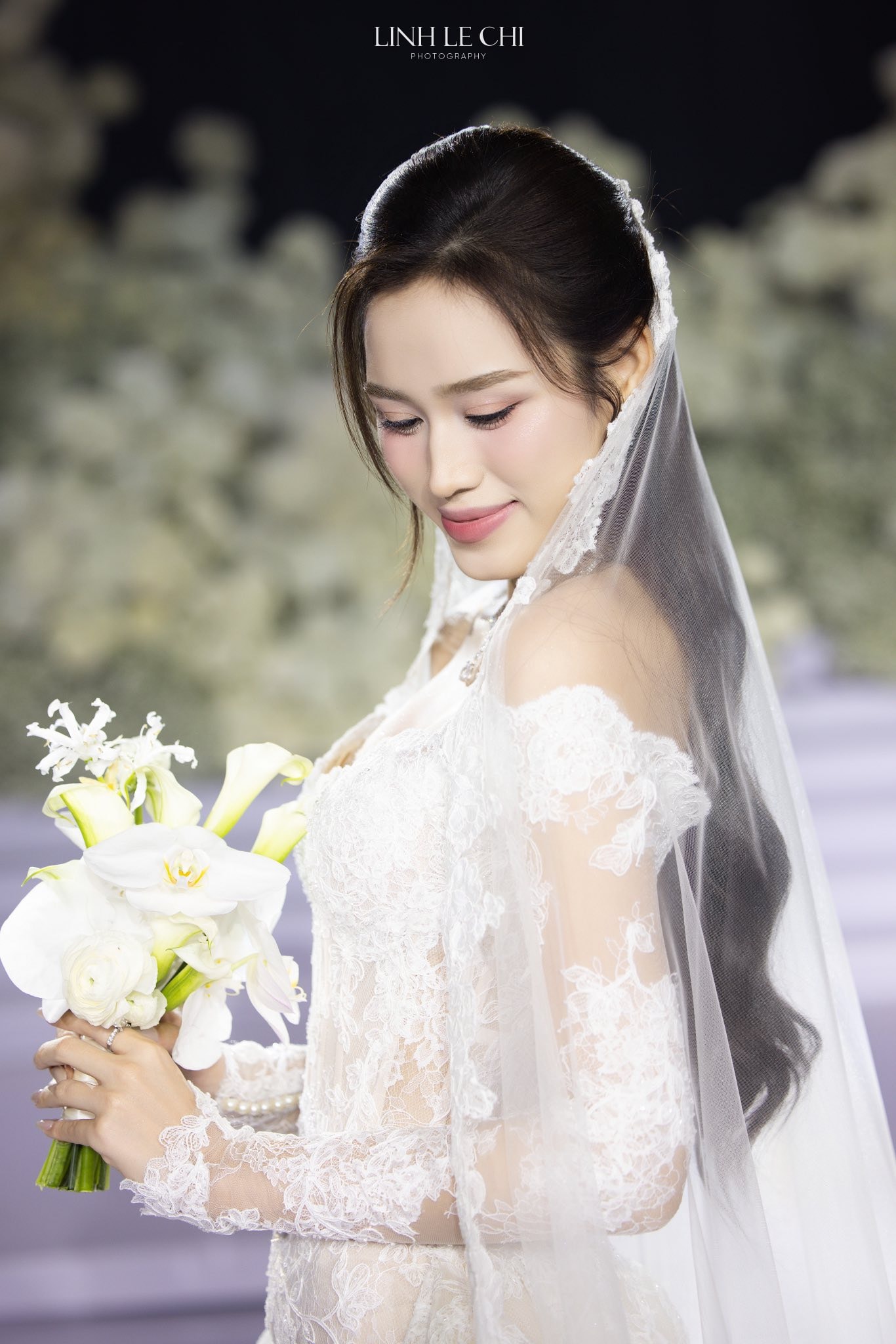 Bố mẹ chồng Hoa hậu Đỗ Thị Hà gây chú ý tại tiệc cưới hoành tráng của con- Ảnh 10.