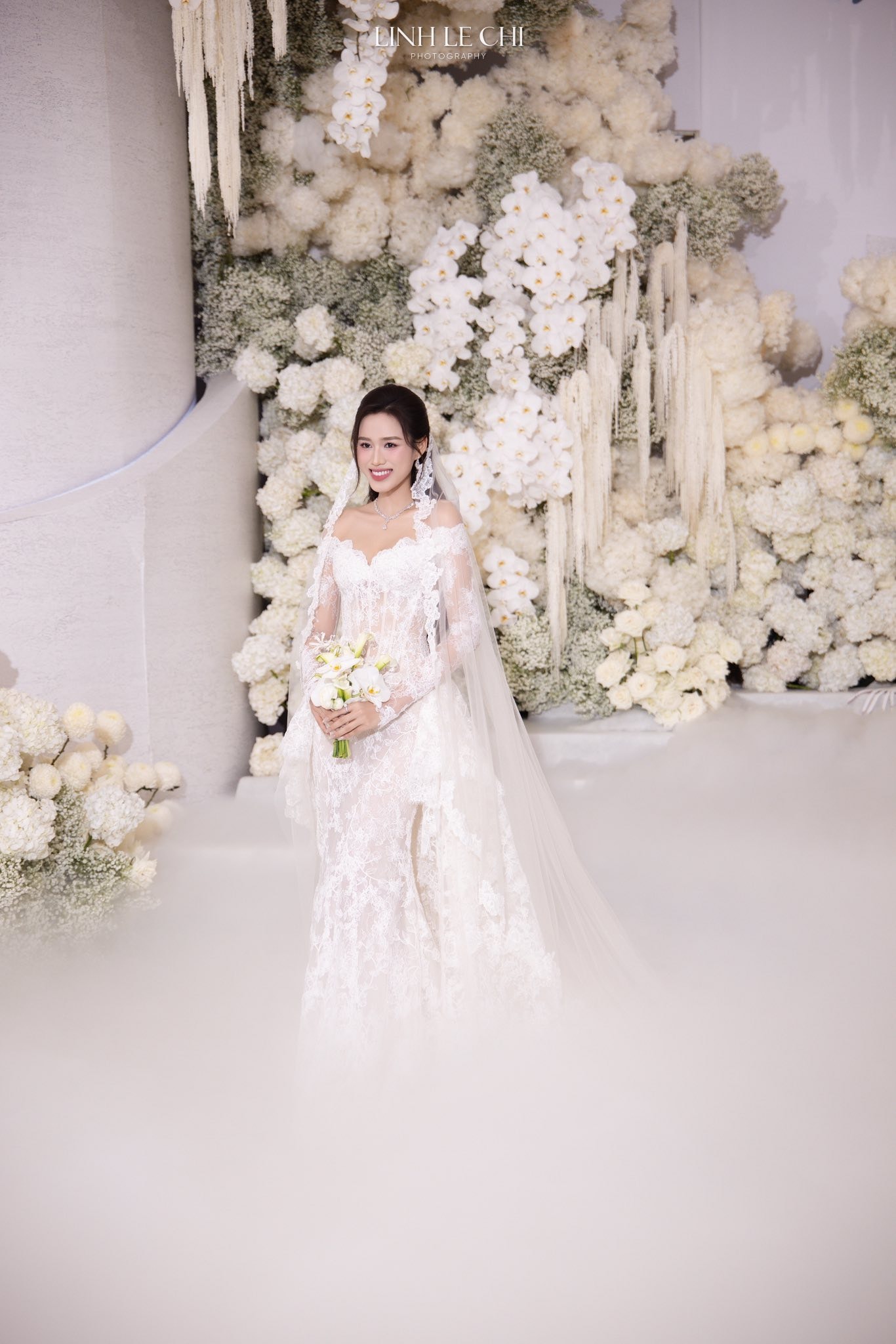 Bố mẹ chồng Hoa hậu Đỗ Thị Hà gây chú ý tại tiệc cưới hoành tráng của con- Ảnh 11.