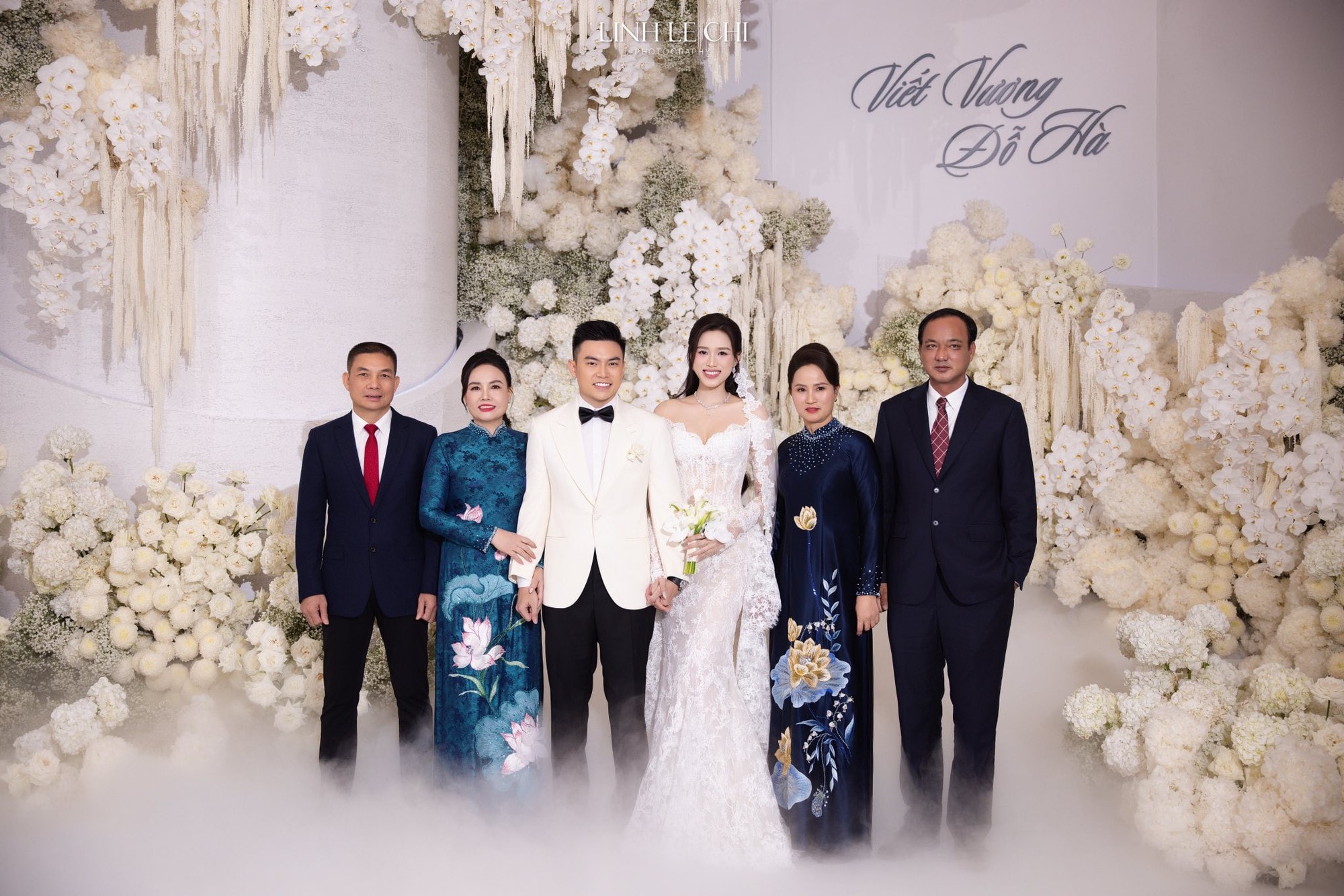 Bố mẹ chồng Hoa hậu Đỗ Thị Hà gây chú ý tại tiệc cưới hoành tráng của con- Ảnh 5.