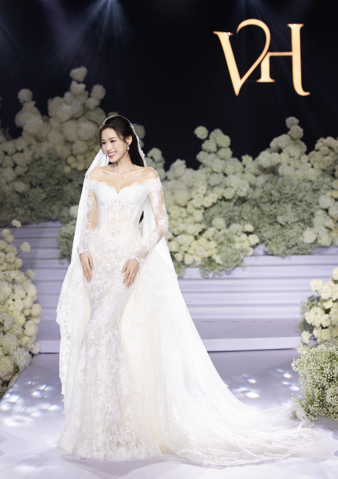 Bố mẹ chồng Hoa hậu Đỗ Thị Hà gây chú ý tại tiệc cưới hoành tráng của con- Ảnh 1.