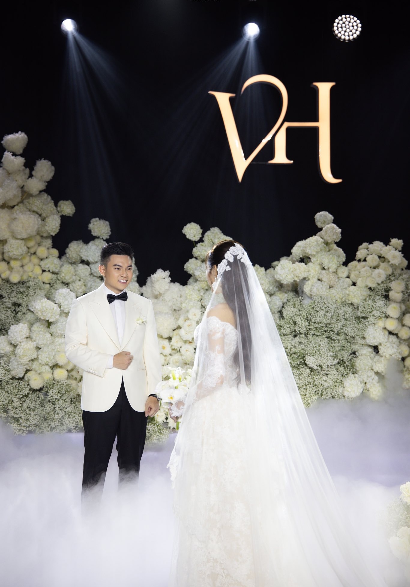 Bố mẹ chồng Hoa hậu Đỗ Thị Hà gây chú ý tại tiệc cưới hoành tráng của con- Ảnh 2.