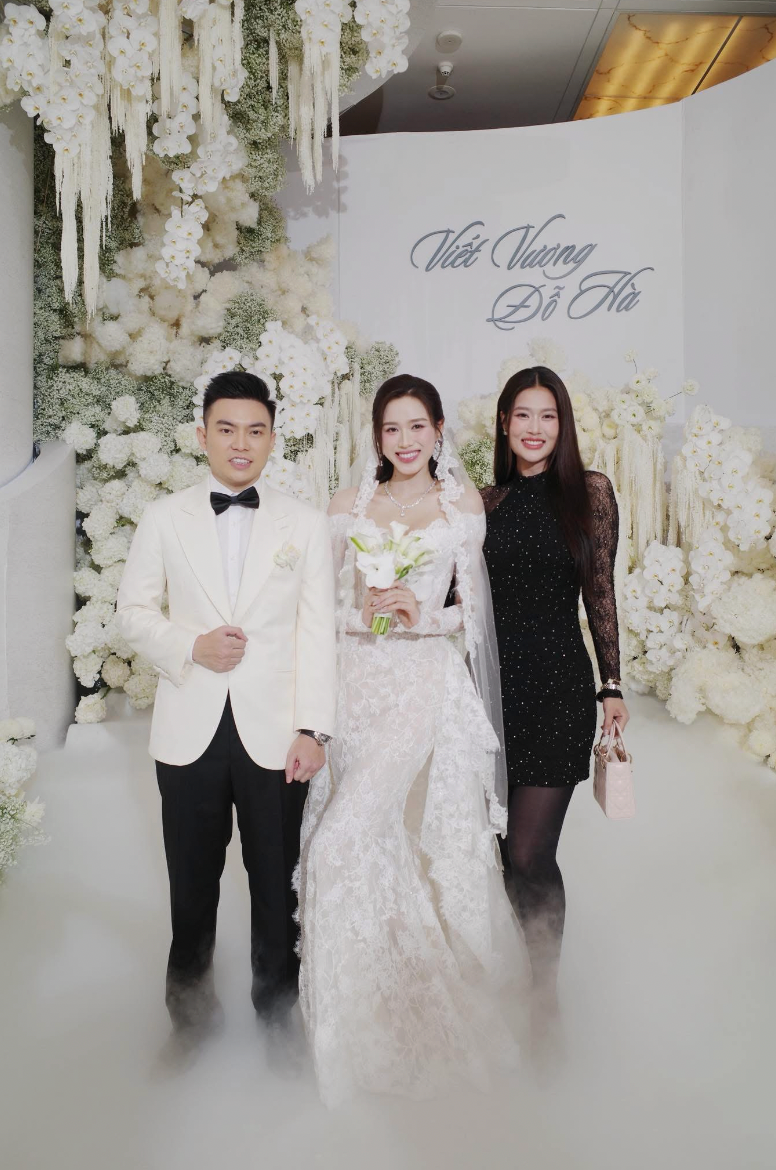 Bố mẹ chồng Hoa hậu Đỗ Thị Hà gây chú ý tại tiệc cưới hoành tráng của con- Ảnh 8.