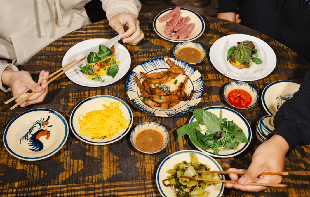 Hầu hết các món ăn của quán đều có sự xuất hiện của mắm – thứ gia vị đặc trưng tạo nên nét quyến rũ trong ẩm thực Việt. (Ảnh: Eater)