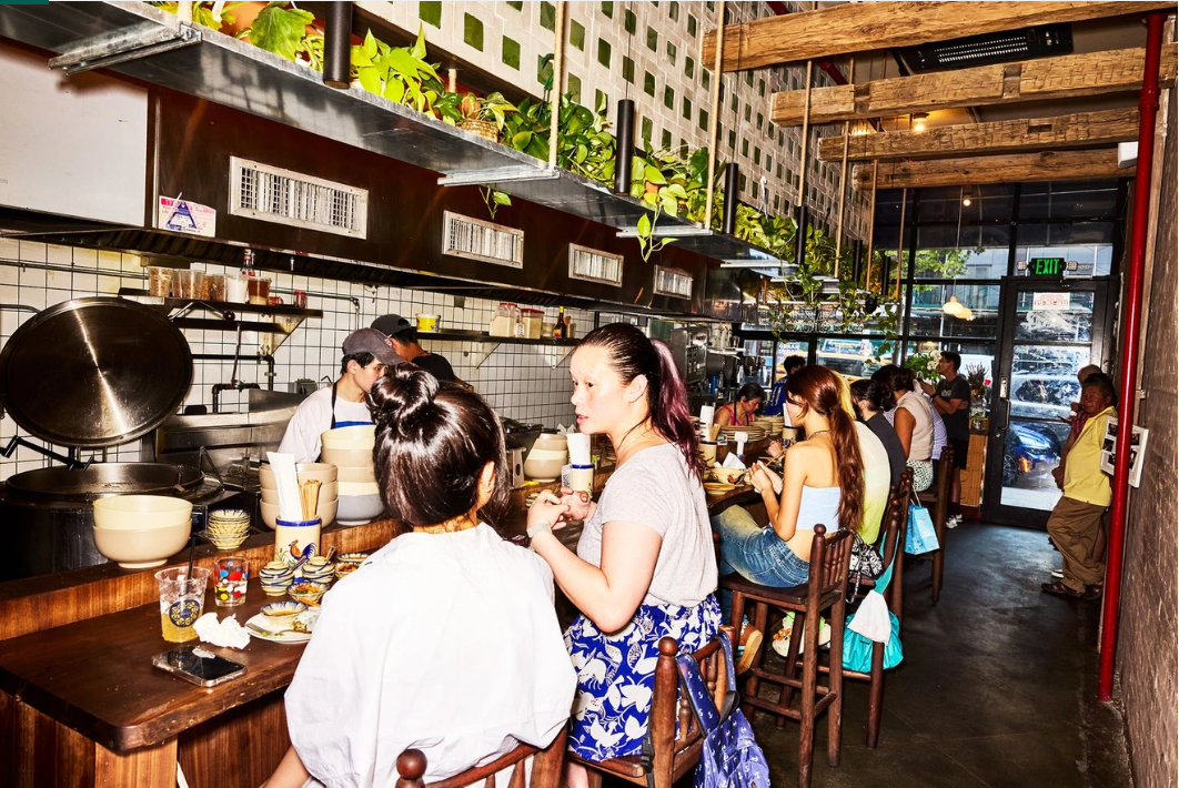 Khách dùng món tại nhà hàng của Như. Ảnh: Nhân vật cung cấp