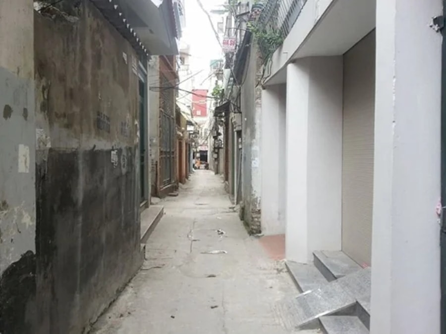 Xây nhà trong ngõ gặp khó khăn khi vận chuyển nguyên vật liệu và máy móc. (Ảnh: Wedo)