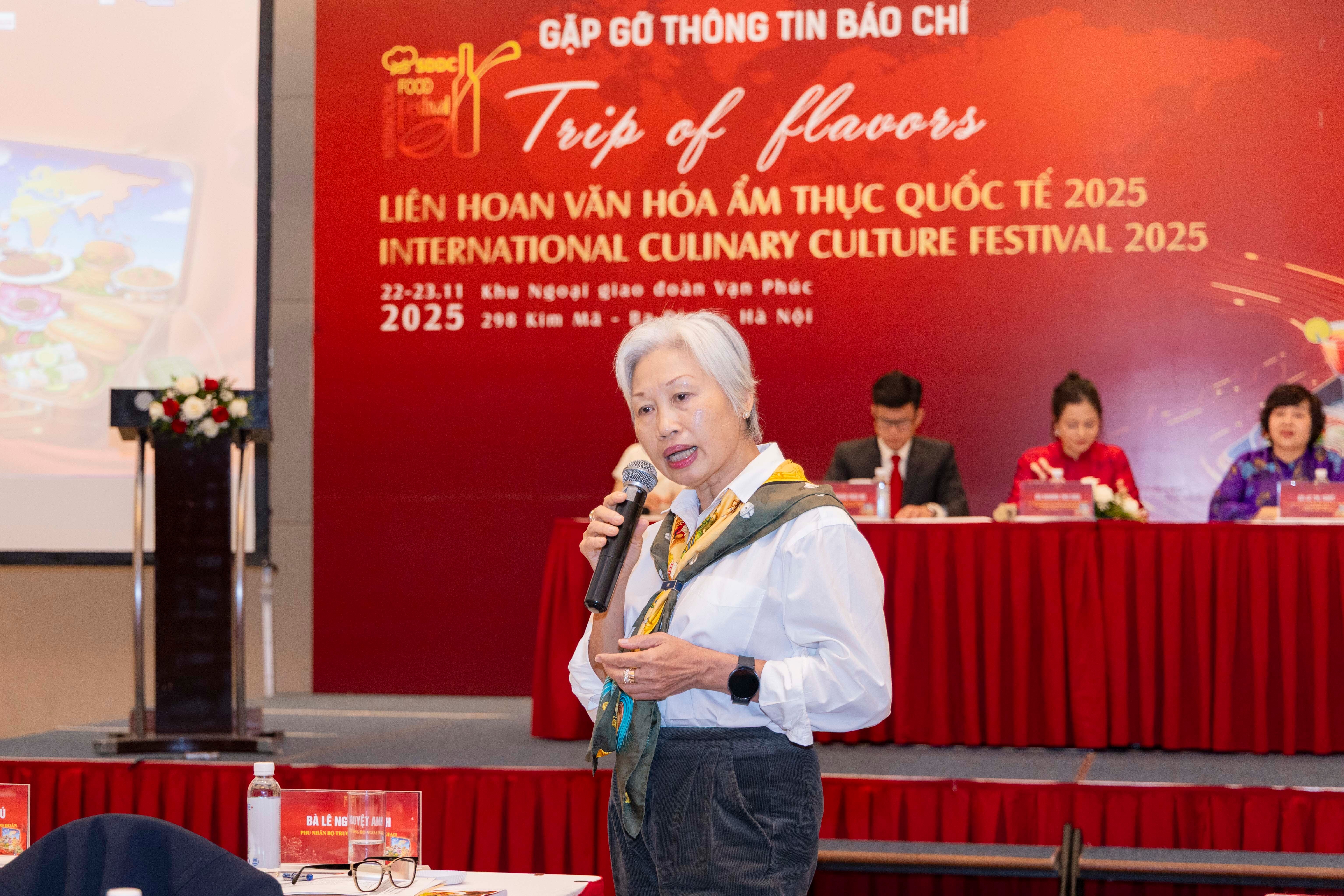 Bà Lê Nguyệt Anh - Phu nhân Bộ trưởng Bộ Ngoại giao Việt Nam - chia sẻ tại họp báo