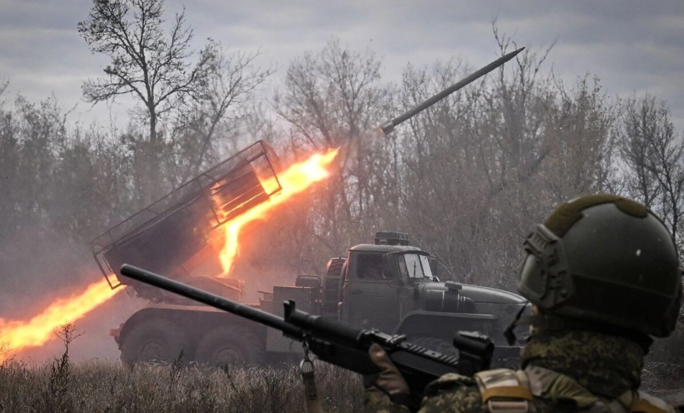 Pháo phản lực Nga khai hỏa ở mặt trận Pokrovsk hôm 17/10. (Ảnh: RIA Novosti)