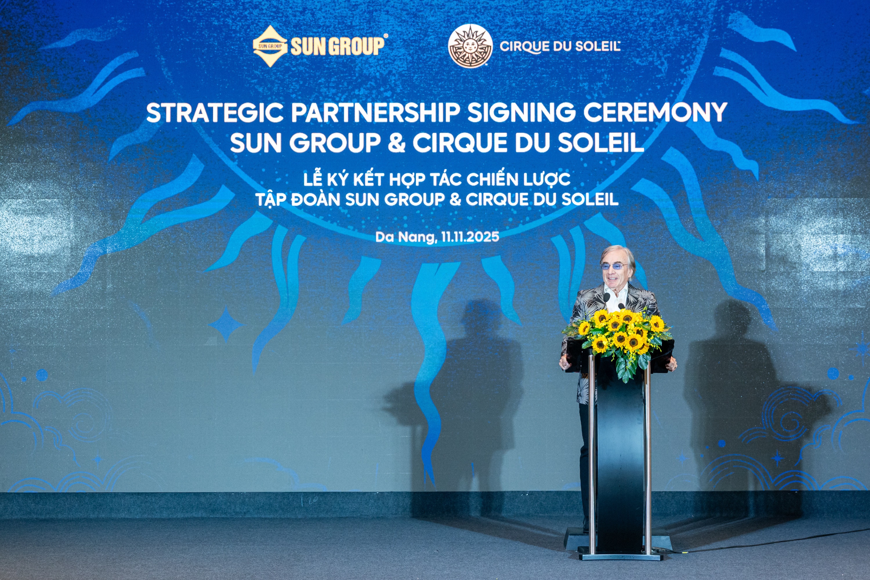 Thị trấn Hoàng Hôn, Phú Quốc sôi động mỗi tối với hai show diễn đa phương tiện kết hợp trình diễn pháo hoa.