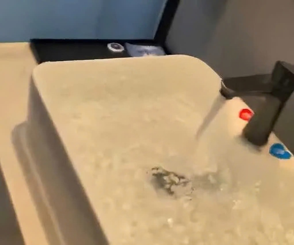 Xả nước ngập khách sạn vì không được hủy phòng, cô gái đền gấp 278 lần - 1 Xả nước ngập khách sạn vì không được hủy phòng, cô gái đền gấp 278 lần - 1