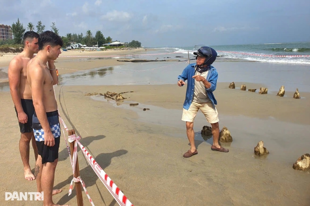 Du khách đến check-in tàu gỗ cổ xuất hiện lại ở bãi biển Hội An - 2