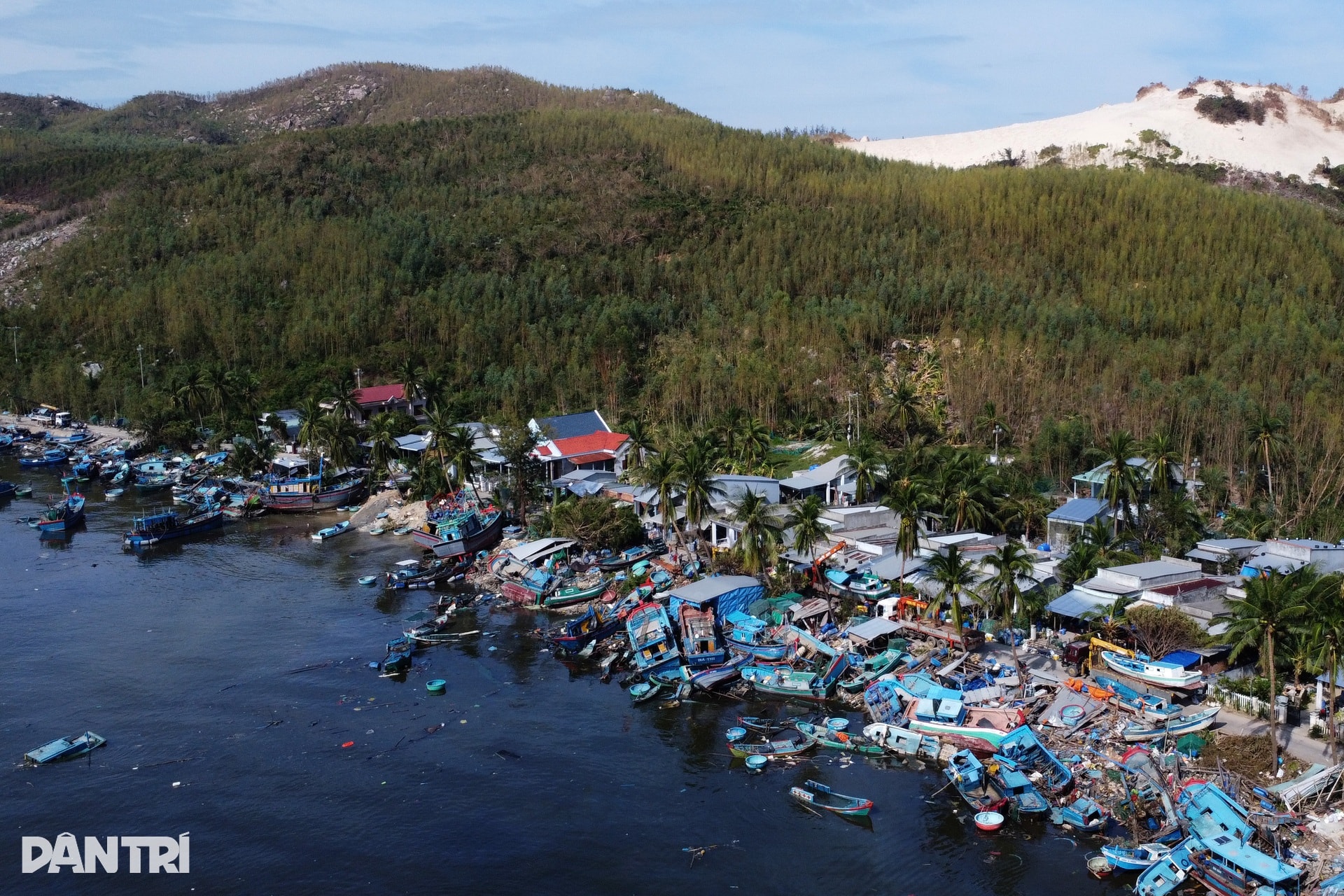 Loạt cần câu cơm tan nát, nỗi đau ở Vũng Chào sau bão Kalmaegi - 1