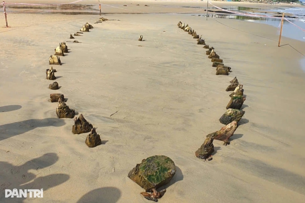 Du khách đến check-in tàu gỗ cổ xuất hiện lại ở bãi biển Hội An - 1