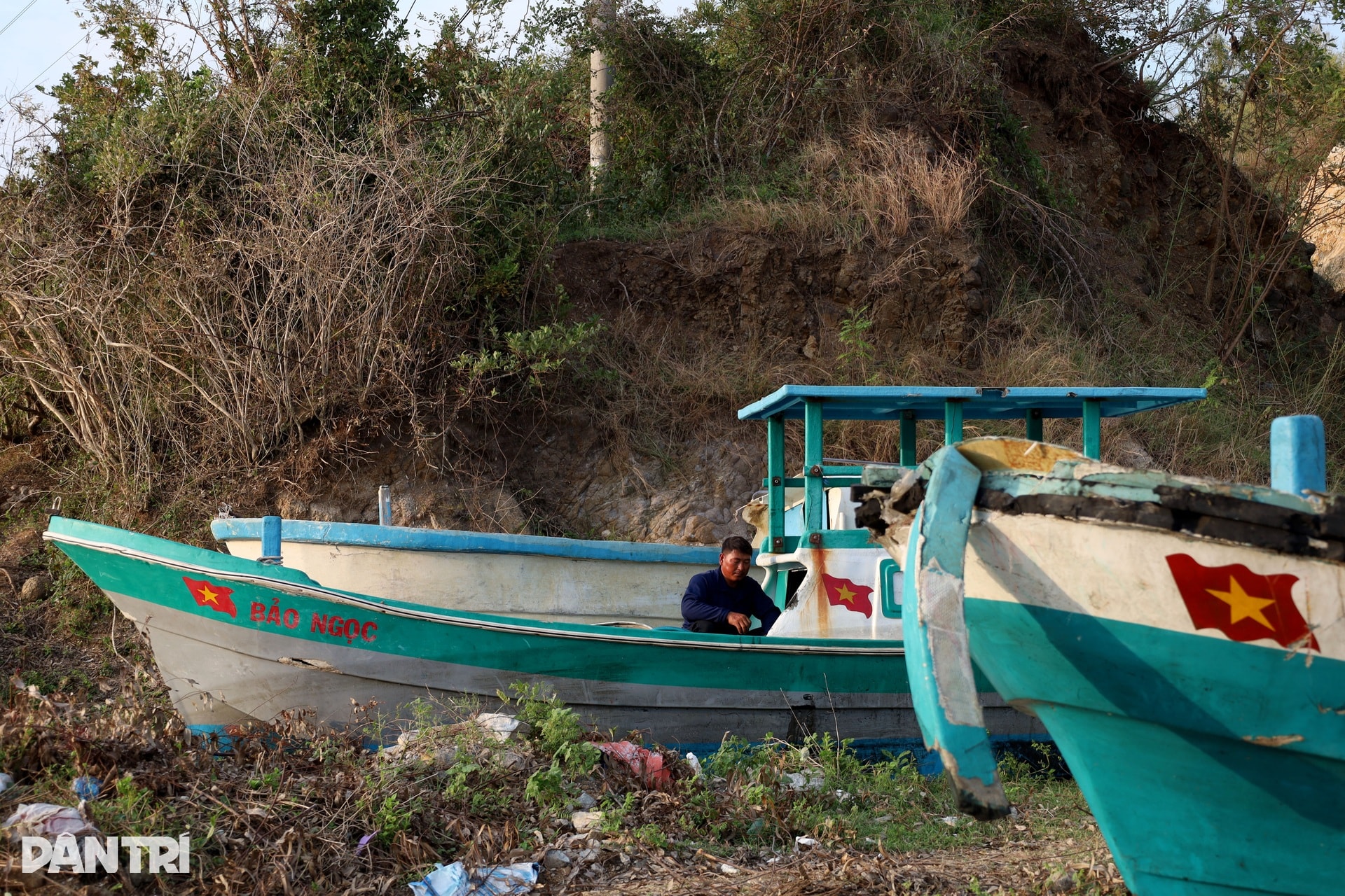 Loạt cần câu cơm tan nát, nỗi đau ở Vũng Chào sau bão Kalmaegi - 13