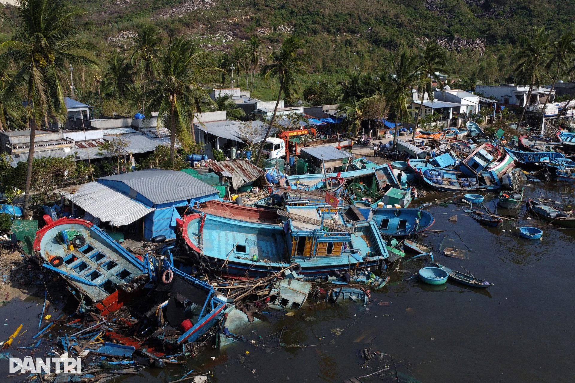 Loạt cần câu cơm tan nát, nỗi đau ở Vũng Chào sau bão Kalmaegi - 2
