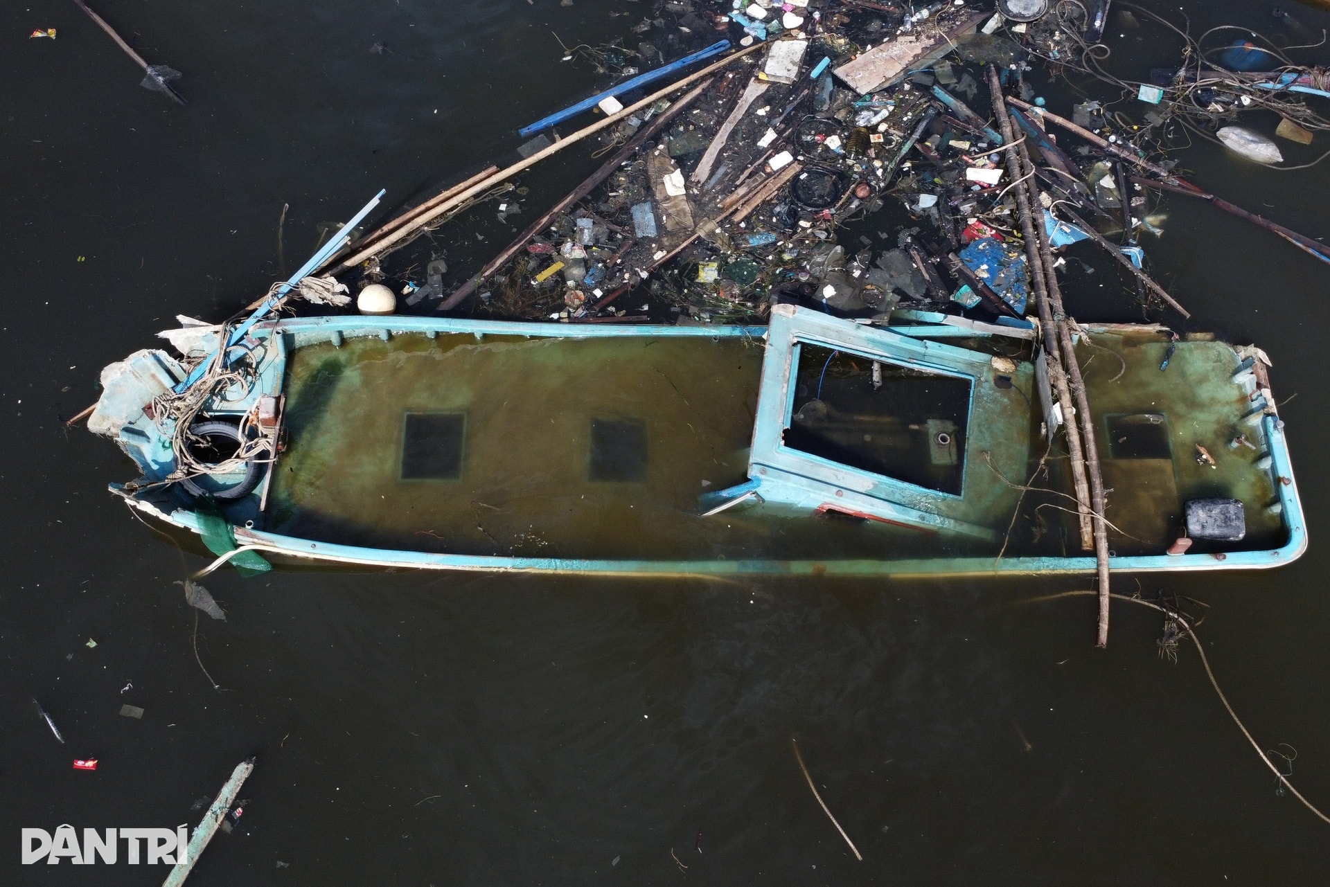 Loạt cần câu cơm tan nát, nỗi đau ở Vũng Chào sau bão Kalmaegi - 4