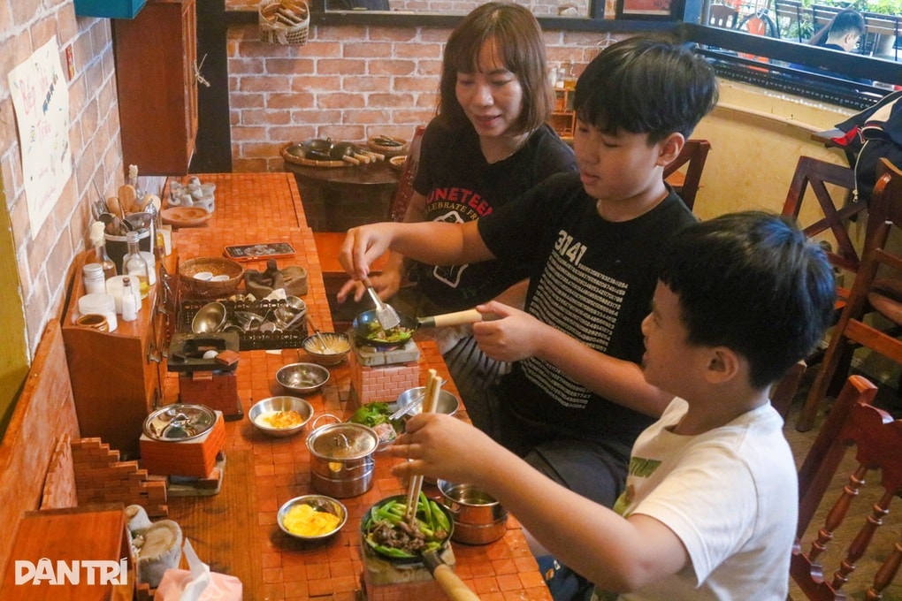 Tiệm cà phê cho khách chơi đồ hàng, nấu ăn thật gây sốt tại TPHCM - 1