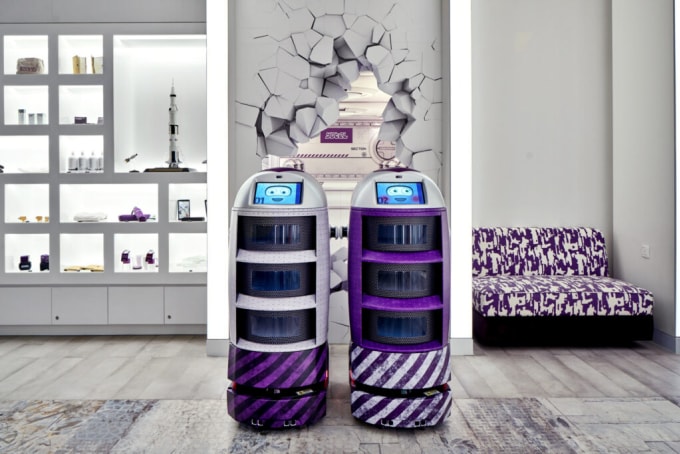 Hai robot trong khách sạn Yotel. Ảnh: Globe Trender