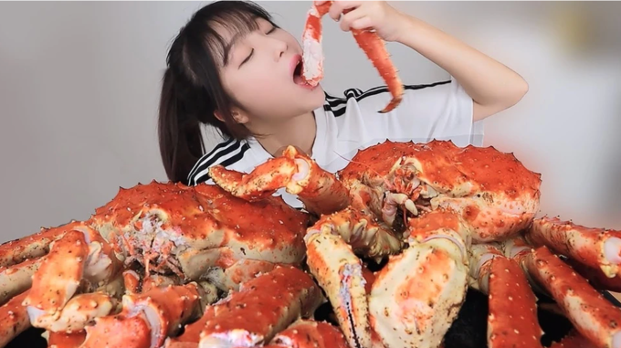 Park Jung-won, 28 tuổi, biệt danh Tzuyang, trong một lần quay cảnh ăn một mâm cua hoàng đế cỡ lớn. Ảnh: Tzuyang/Youtube