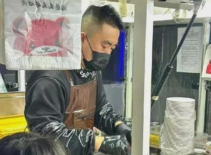 Ông Li đang chuẩn bị các suất cơm rang tại xe bán hàng lưu động gần cổng trường Đại học Sư phạm Cát Lâm đầu tháng 11/2025. Ảnh: Douyin