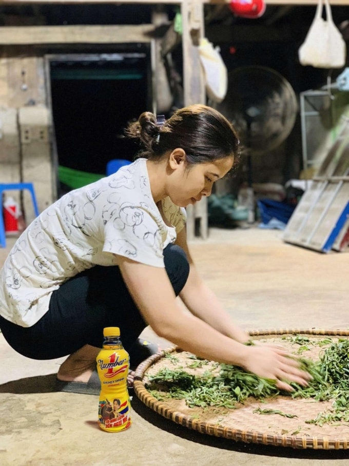 Nguyễn Mỹ Linh vò chè trong gian bếp gia đình. Ảnh: NVCC