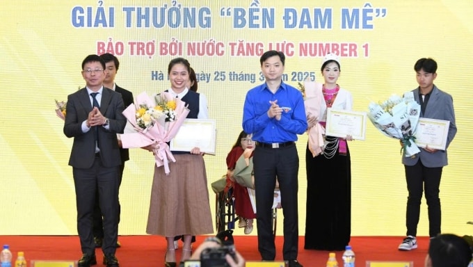 Nguyễn Mỹ Linh nhận giải thưởng Bền đam mê do báo Tiền Phong tổ chức với sự đồng hành của Number 1. Ảnh: NVCC