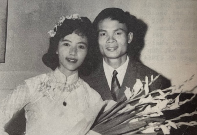 Bố mẹ của giáo sư Ngô Bảo Châu thời trẻ. Ảnh: Sách Nhìn lại những thu xanh