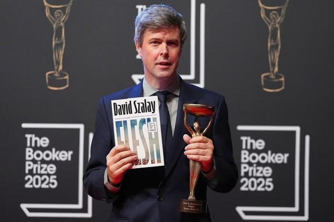 Nhà văn David Szalay, 51 tuổi, tại lễ trao giải Booker năm nay. Ảnh: AP