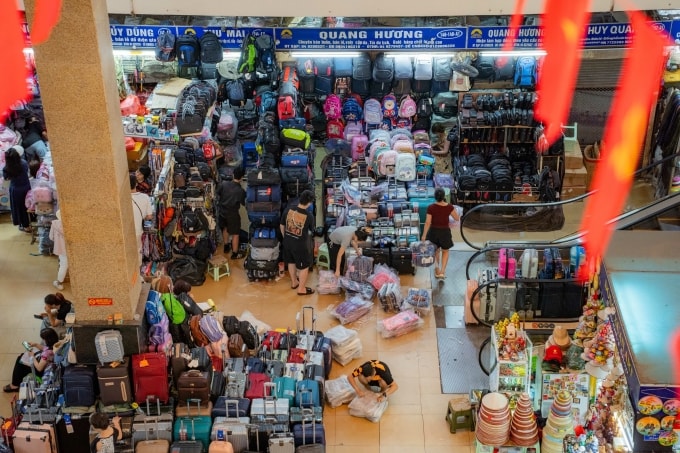 Các quầy hàng tại chợ Đồng Xuân (Hà Nội). Ảnh: Giang Huy