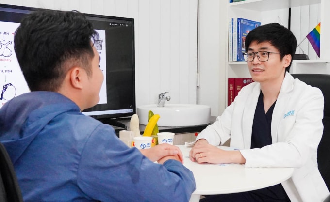 Bác sĩ Trần Quang Vinh tư vấn cho bệnh nhân. Ảnh: Lâm Anh