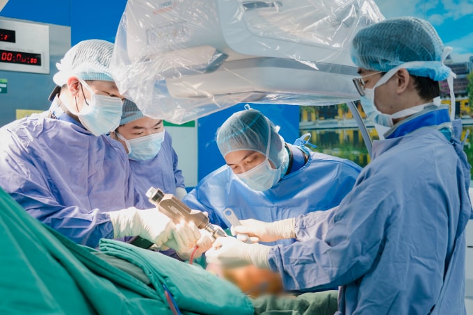 Phẫu thuật kết hợp xương ổ cối tại BVĐK Hồng Ngọc. Ảnh: Bệnh viện cung cấp