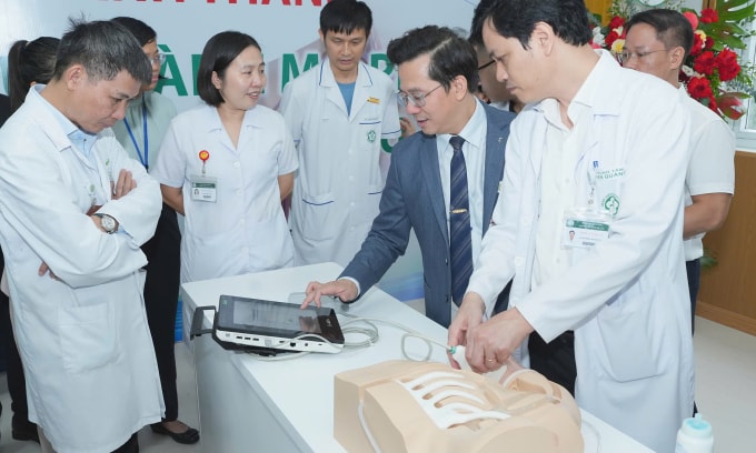 Các bác sĩ thao tác với máy siêu âm hướng dẫn, tiếp cận mạch máu mô phỏng. Ảnh: Thành Dương