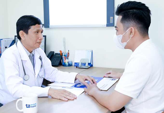 Bác sí Trí tư vấn cho người bệnh. Ảnh minh họa: Bệnh viện Đa khoa Tâm Anh