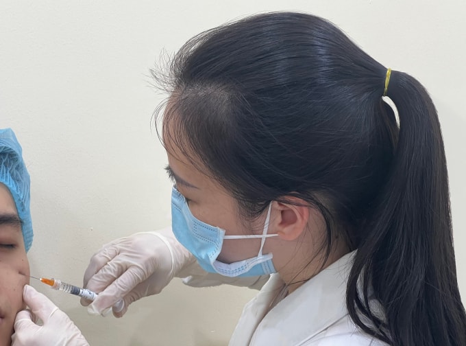 Bác sĩ tiêm HA giúp làm đầy vùng trũng mắt cho anh Thắng. Ảnh: Phòng khám Đa khoa Tâm Anh Quận 7