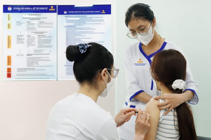 Người trẻ tiêm vaccine phòng sùi mào gà và các bệnh ung thư do virus HPV. Ảnh: Bình An