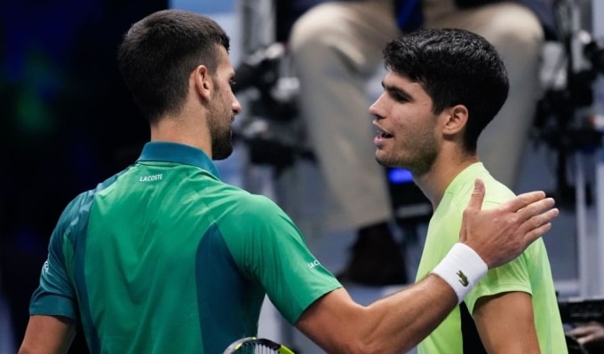 Alcaraz (phải) thua Djokovic ở bán kết ATP Finals 2023, tại Turin, Italy. Ảnh: Reuters