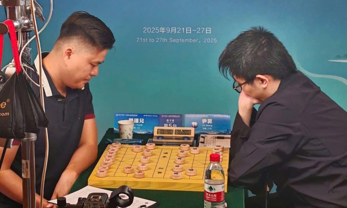 Lại Lý Huynh (trái) trong một ván đấu với Doãn Thăng tại nội dung cờ tiêu chuẩn nam, tại giải cờ tướng thế giới ở Thượng Hải, Trung Quốc tháng 9/2025. Ảnh: Trần Ngọc Long