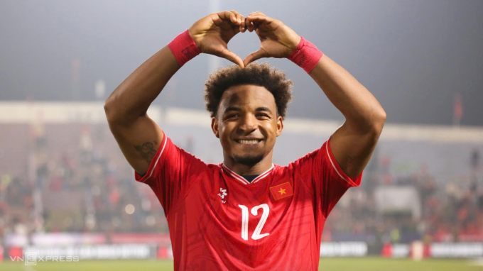 Tiền đạo Nguyễn Xuân Son tạo hình trái tim sau khi lập cú đúp ở trận ra mắt giúp Việt Nam thắng Myanmar 5-0 ở lượt cuối bảng B ASEAN Cup 2024, trên sân Việt Trì, Phú Thọ ngày 23/12/2024. Ảnh: Hai Tư