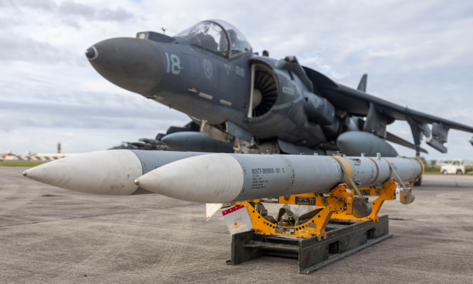 Tên lửa AIM-120 AMRAAM chuẩn bị được nạp vào chiến đấu cơ  AV-8B Harrier II tại căn cứ ở Bắc Carolina, Mỹ hồi tháng 8. Ảnh: US Marine