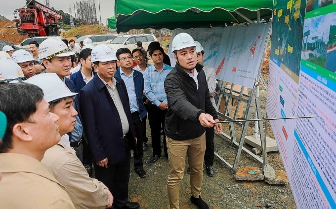 Đoàn công tác của Bộ Xây dựng kiểm tra dự án cao tốc Hữu Nghị - Chi Lăng. Ảnh: Anh Duy