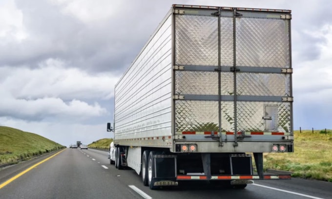 Nếu dự luật thành luật, xe đầu kéo sẽ không còn được phép chạy ở làn 1 cao tốc tại Michigan, kể cả để vượt. Ảnh: Knorrbert