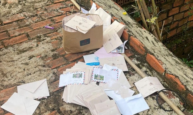 Nhóm trộm để lại phong bì cưới bên ngoài nhà. Ảnh: Thái Hà