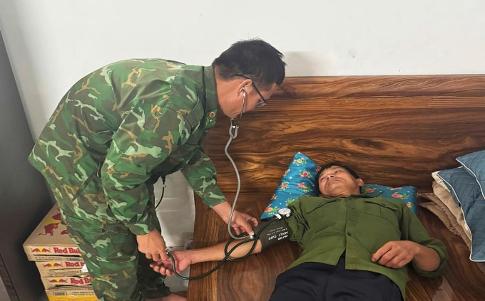 Quân y biên phòng kiểm tra sức khỏe cho các thuyền viên trên tàu gặp nạn. Ảnh: Hoài Nam