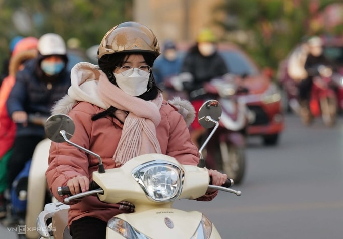 Người Hà Nội trong giá rét mùa đông 2024. Ảnh: Ngọc Thành