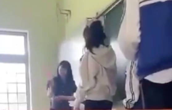 Nữ giáo viên dùng thước nhựa đánh vào tay học sinh nhiều cái. Ảnh: Cắt từ video