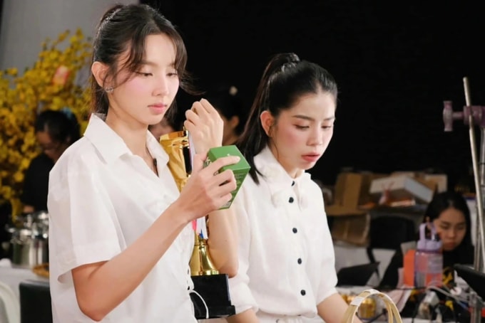 Hoa hậu Thùy Tiên (trái) và Hằng Du mMc trong một buổi bán hàng.