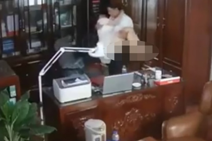 Hình ảnh được cho là ông Đạt thân mật với một trong số nhiều phụ nữ tại phòng làm việc. Ảnh cắt từ clip