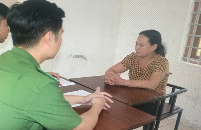 Bà Thanh làm việc với điều tra viên. Ảnh: Công an cung cấp